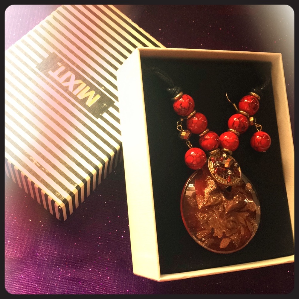 Mix It red and gold pendant necklace and earrings